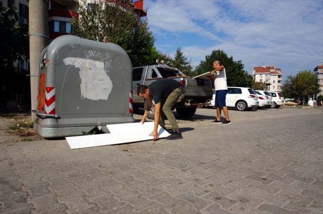 Hayvanseverler sokak hayvanlarına atık malzemelerden yuva yapıyor